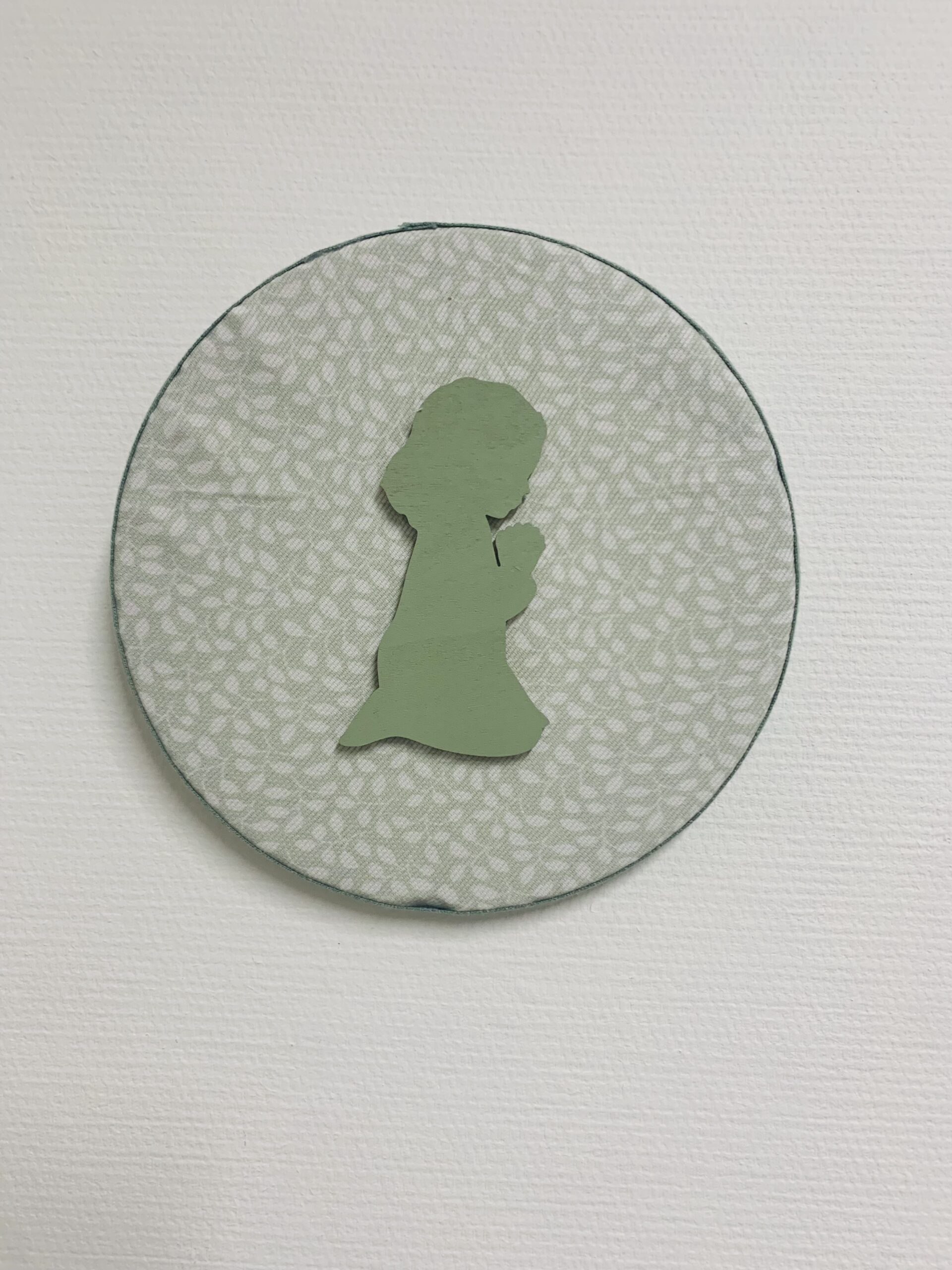 Médaillon liturgique- feuilles blanches et vert d'eau - petite fille vert de gris