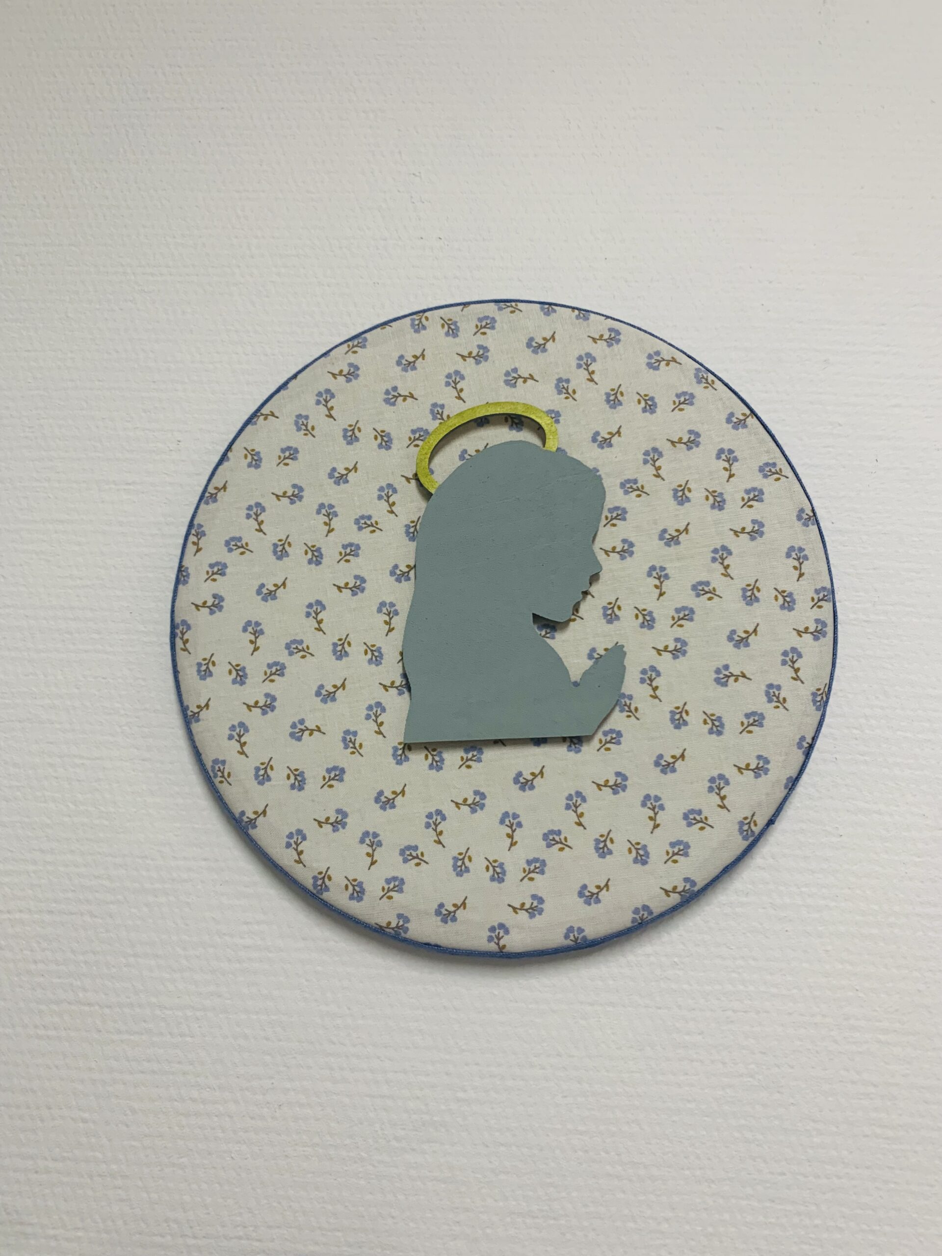 Médaillon liturgique- fleurs bleues - Vierge Marie gris bleu