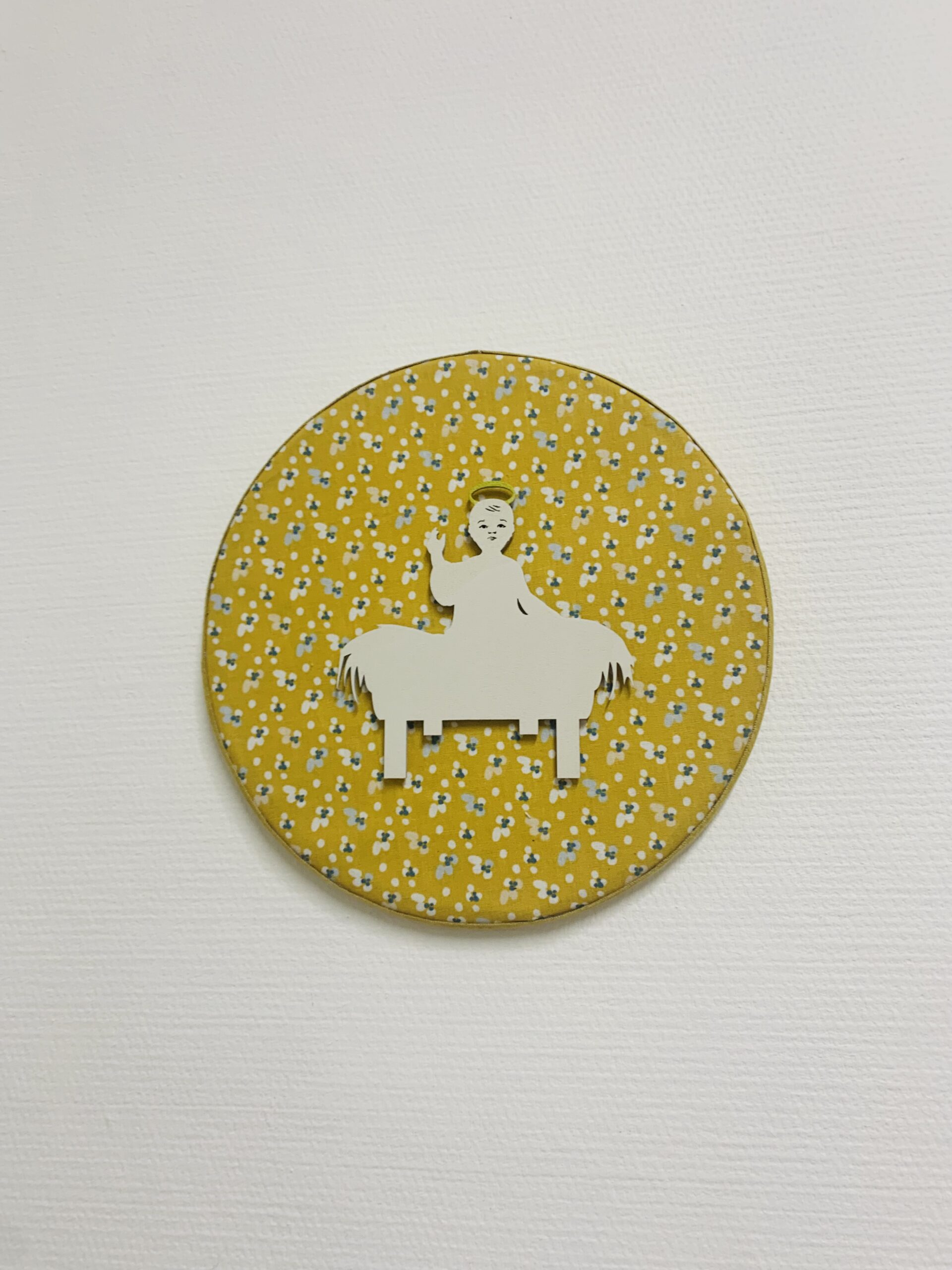 Médaillon liturgique- pois sur fond moutarde- petit Jésus blanc cassé