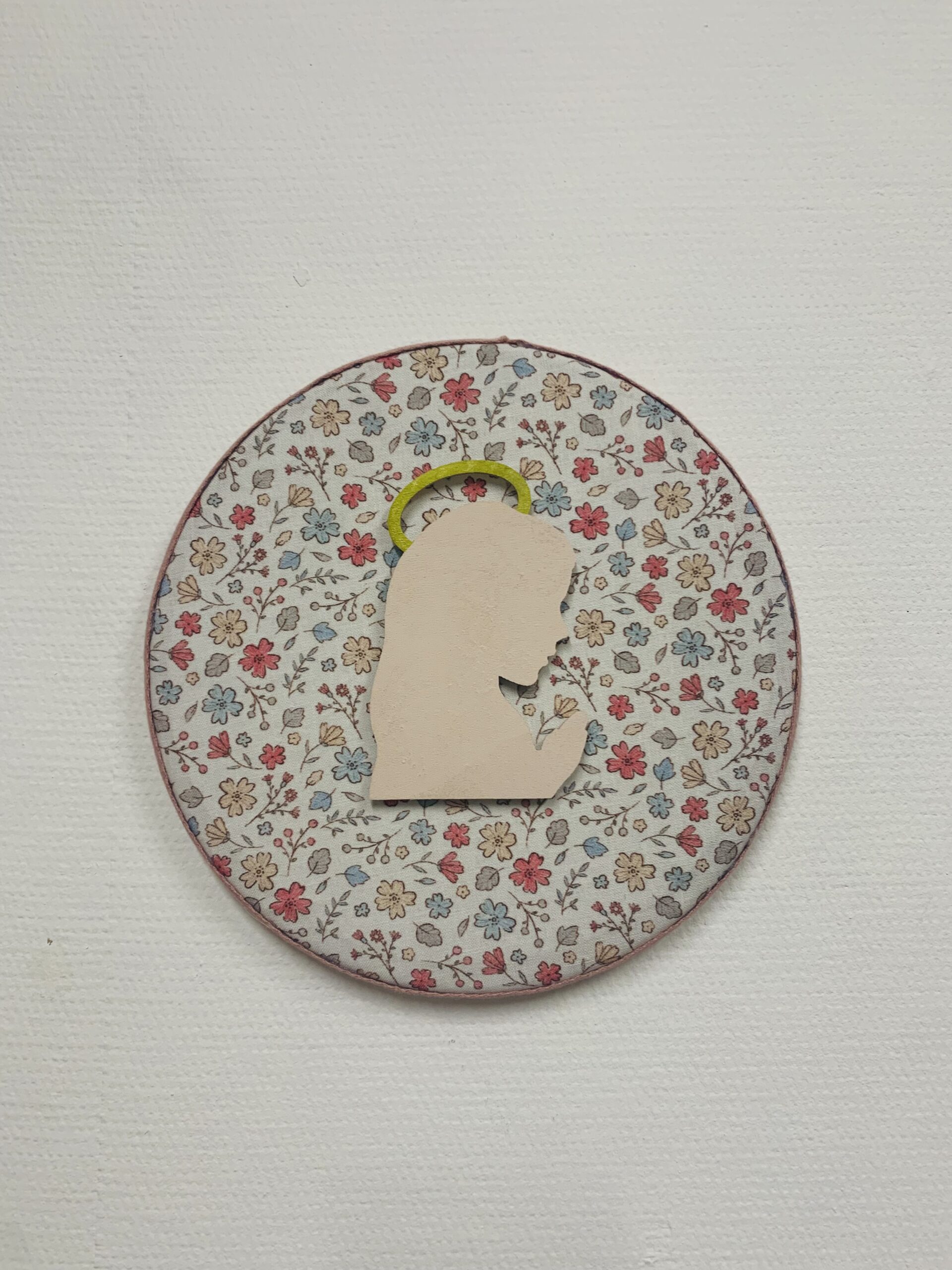 Médaillon liturgique- fleurs roses et bleues - Vierge Marie rose pâle