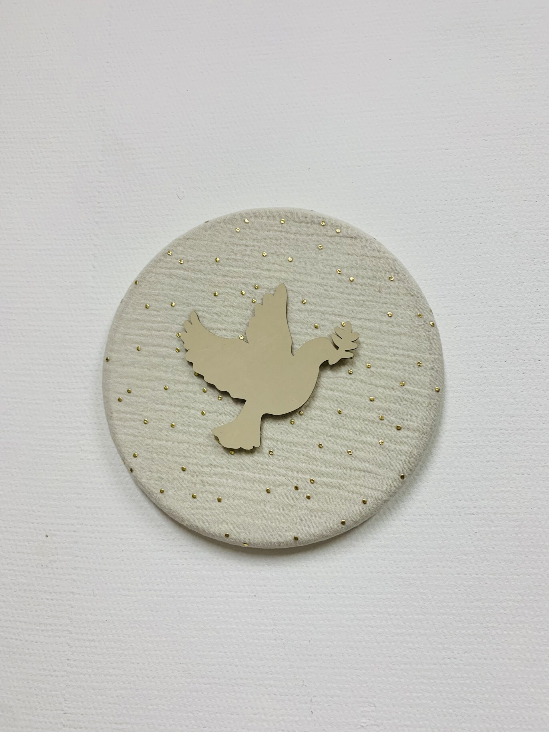 Médaillon liturgique- Blanc cassé pois doré - Colombe de la paix beige